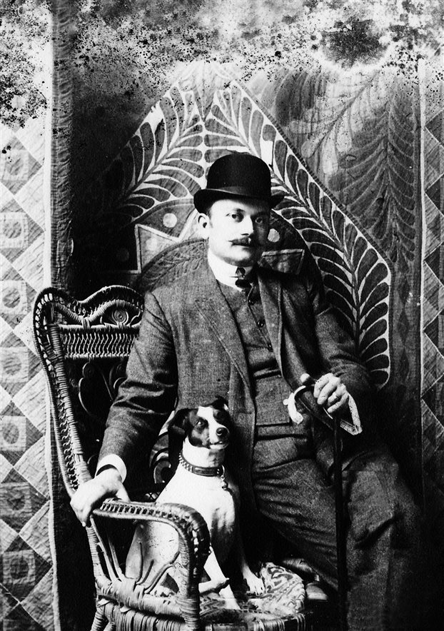 Κωνσταντίνος Παρθένης με τον σκύλο του. 1900 χρονολογία εικόνας.